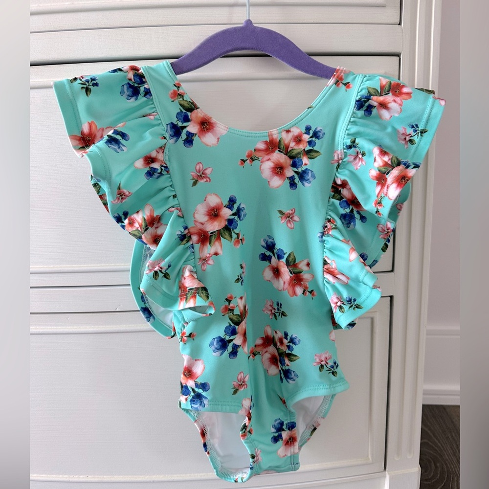 POSH PEANUT
Aisha One-Piece Flutter Sleeve Swimsuit size 3T